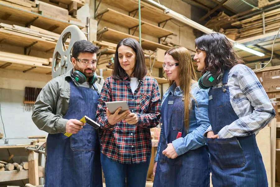 Handwerker-Team eines jungen Betriebs bei der Zusammenarbeit